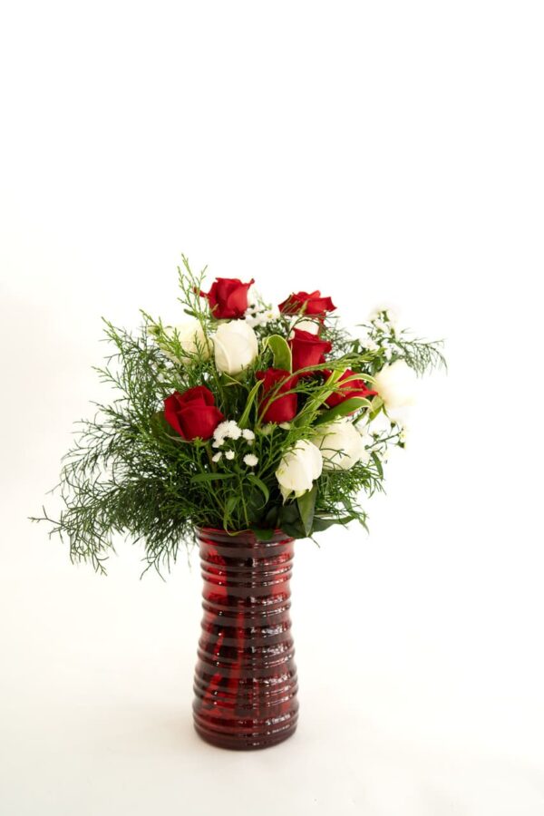Florero rojo con rosas - Image 2