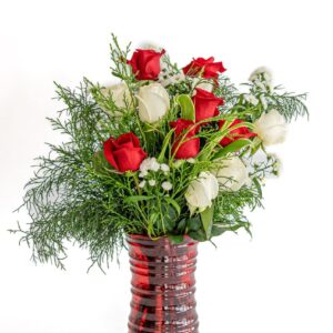 Florero rojo con rosas