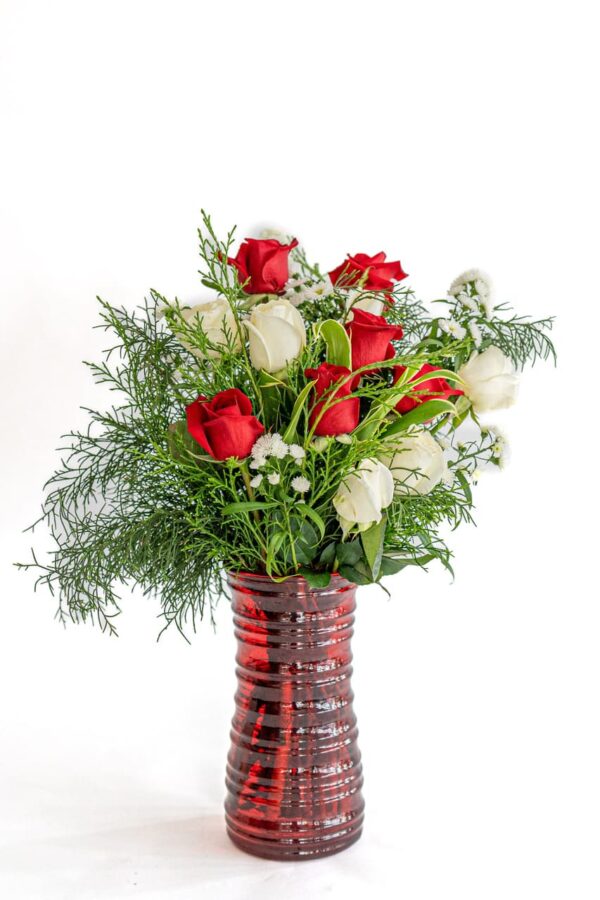Florero rojo con rosas