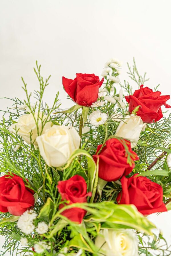 Florero rojo con rosas - Image 3