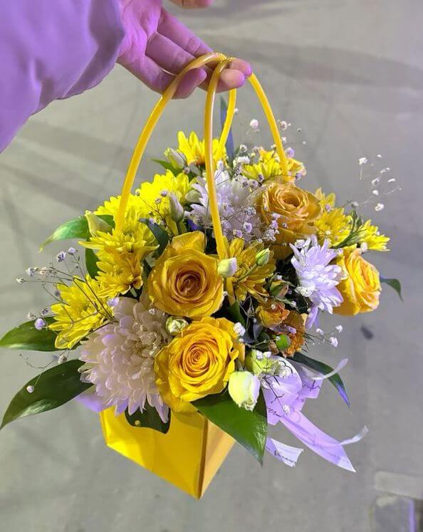 Bolso primaveral en tonos amarillos