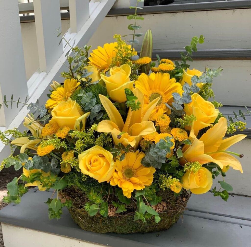 Canasta en tonos amarillos