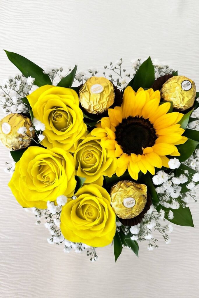 Corazon de rosas y girasol